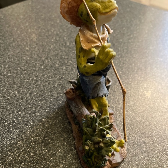 Frog w/ straw hat fishing. - Picture 4 of 6